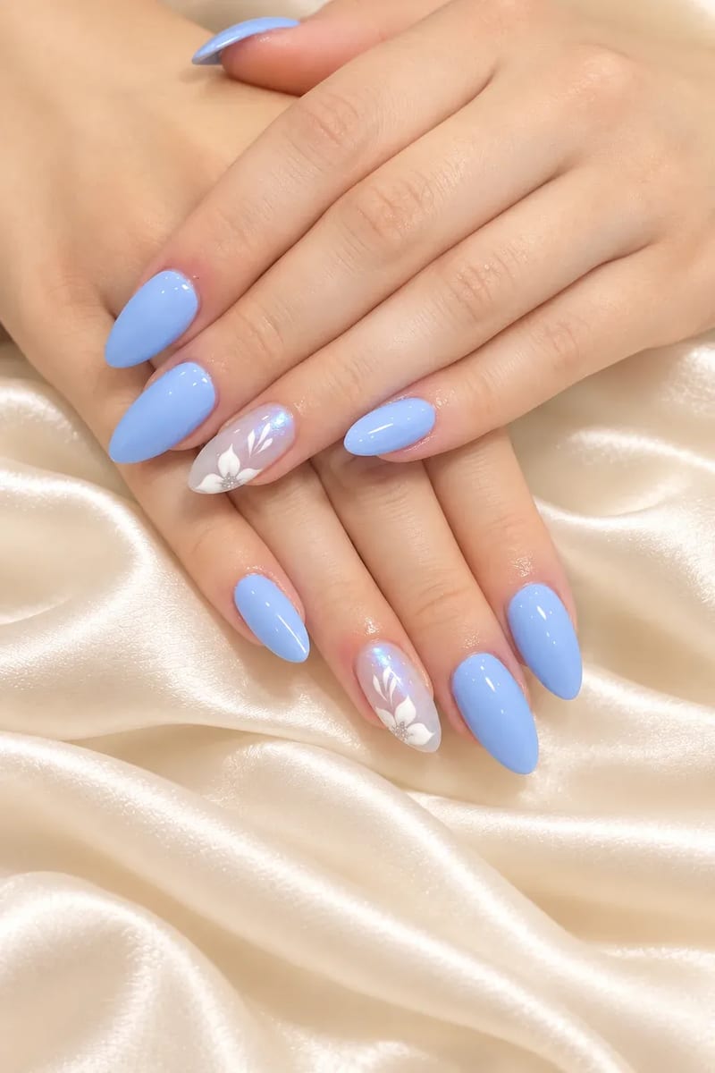 Nail art – svetlomodré mandľové nechty s bielym kvetom